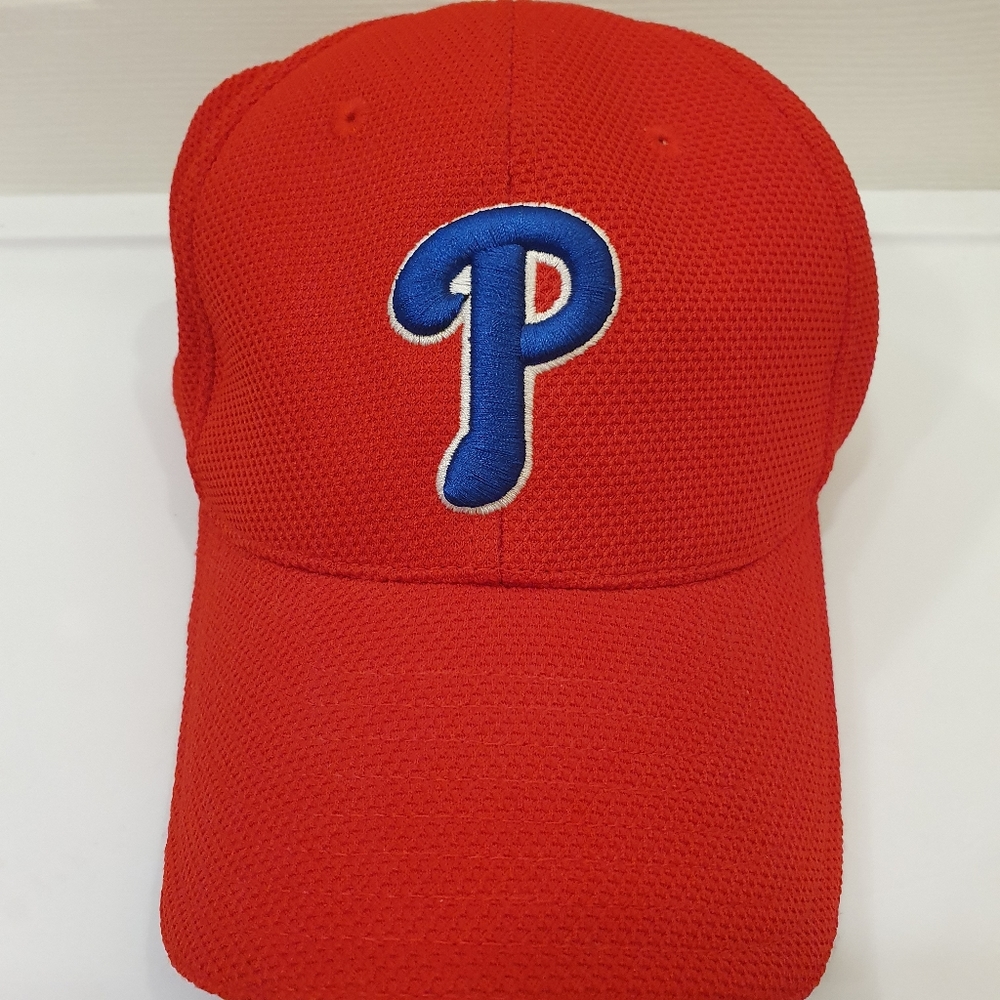 Philadelphia Phillies NEW ERA MLB hat red with blue P. Size Medium/Large